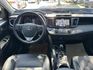 Toyota  RAV4 金鑽店~RAV4  2.0 尊爵版 里程履約保證只跑9萬多公里！  主要配備有，ACC自動跟車系統 車道偏離警示 斜坡起步輔助 循跡防滑系統 9安 遠光燈自動控制 胎壓監控 免鑰啟動車門鎖 定速 光感應頭燈 電動折疊後視鏡 倒車影像 導航 Apple CarPlay ￼分區恆溫空調 粉塵過濾器 電動座椅 LED日行燈 頭燈 尾燈 等多項配  第3張縮圖