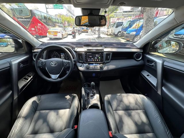 Toyota  RAV4 金鑽店~RAV4  2.0 尊爵版 里程履約保證只跑9萬多公里！  主要配備有，ACC自動跟車系統 車道偏離警示 斜坡起步輔助 循跡防滑系統 9安 遠光燈自動控制 胎壓監控 免鑰啟動車門鎖 定速 光感應頭燈 電動折疊後視鏡 倒車影像 導航 Apple CarPlay ￼分區恆溫空調 粉塵過濾器 電動座椅 LED日行燈 頭燈 尾燈 等多項配  第4張相片