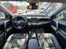 Toyota  RAV4 金鑽店~RAV4  2.0 尊爵版 里程履約保證只跑9萬多公里！  主要配備有，ACC自動跟車系統 車道偏離警示 斜坡起步輔助 循跡防滑系統 9安 遠光燈自動控制 胎壓監控 免鑰啟動車門鎖 定速 光感應頭燈 電動折疊後視鏡 倒車影像 導航 Apple CarPlay ￼分區恆溫空調 粉塵過濾器 電動座椅 LED日行燈 頭燈 尾燈 等多項配  第4張縮圖