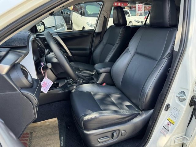 Toyota  RAV4 金鑽店~RAV4  2.0 尊爵版 里程履約保證只跑9萬多公里！  主要配備有，ACC自動跟車系統 車道偏離警示 斜坡起步輔助 循跡防滑系統 9安 遠光燈自動控制 胎壓監控 免鑰啟動車門鎖 定速 光感應頭燈 電動折疊後視鏡 倒車影像 導航 Apple CarPlay ￼分區恆溫空調 粉塵過濾器 電動座椅 LED日行燈 頭燈 尾燈 等多項配  第5張相片