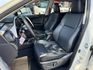 Toyota  RAV4 金鑽店~RAV4  2.0 尊爵版 里程履約保證只跑9萬多公里！  主要配備有，ACC自動跟車系統 車道偏離警示 斜坡起步輔助 循跡防滑系統 9安 遠光燈自動控制 胎壓監控 免鑰啟動車門鎖 定速 光感應頭燈 電動折疊後視鏡 倒車影像 導航 Apple CarPlay ￼分區恆溫空調 粉塵過濾器 電動座椅 LED日行燈 頭燈 尾燈 等多項配  第5張縮圖
