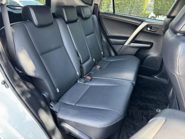 Toyota  RAV4 金鑽店~RAV4  2.0 尊爵版 里程履約保證只跑9萬多公里！  主要配備有，ACC自動跟車系統 車道偏離警示 斜坡起步輔助 循跡防滑系統 9安 遠光燈自動控制 胎壓監控 免鑰啟動車門鎖 定速 光感應頭燈 電動折疊後視鏡 倒車影像 導航 Apple CarPlay ￼分區恆溫空調 粉塵過濾器 電動座椅 LED日行燈 頭燈 尾燈 等多項配  第8張相片