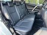 Toyota  RAV4 金鑽店~RAV4  2.0 尊爵版 里程履約保證只跑9萬多公里！  主要配備有，ACC自動跟車系統 車道偏離警示 斜坡起步輔助 循跡防滑系統 9安 遠光燈自動控制 胎壓監控 免鑰啟動車門鎖 定速 光感應頭燈 電動折疊後視鏡 倒車影像 導航 Apple CarPlay ￼分區恆溫空調 粉塵過濾器 電動座椅 LED日行燈 頭燈 尾燈 等多項配  第8張縮圖