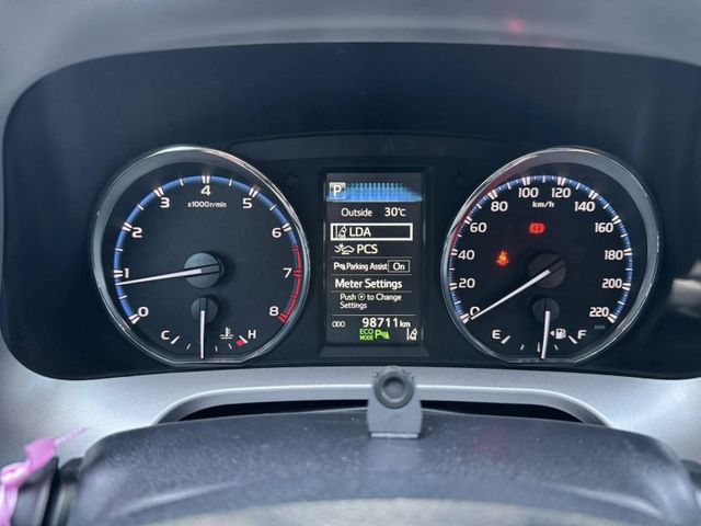 Toyota  RAV4 金鑽店~RAV4  2.0 尊爵版 里程履約保證只跑9萬多公里！  主要配備有，ACC自動跟車系統 車道偏離警示 斜坡起步輔助 循跡防滑系統 9安 遠光燈自動控制 胎壓監控 免鑰啟動車門鎖 定速 光感應頭燈 電動折疊後視鏡 倒車影像 導航 Apple CarPlay ￼分區恆溫空調 粉塵過濾器 電動座椅 LED日行燈 頭燈 尾燈 等多項配  第10張相片