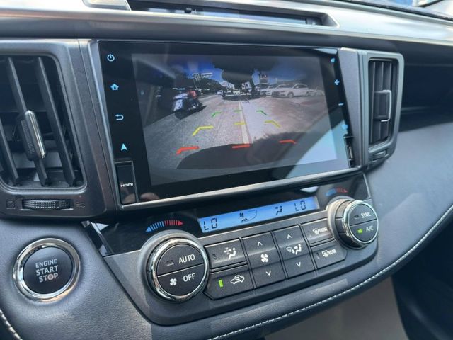 Toyota  RAV4 金鑽店~RAV4  2.0 尊爵版 里程履約保證只跑9萬多公里！  主要配備有，ACC自動跟車系統 車道偏離警示 斜坡起步輔助 循跡防滑系統 9安 遠光燈自動控制 胎壓監控 免鑰啟動車門鎖 定速 光感應頭燈 電動折疊後視鏡 倒車影像 導航 Apple CarPlay ￼分區恆溫空調 粉塵過濾器 電動座椅 LED日行燈 頭燈 尾燈 等多項配  第11張相片