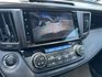 Toyota  RAV4 金鑽店~RAV4  2.0 尊爵版 里程履約保證只跑9萬多公里！  主要配備有，ACC自動跟車系統 車道偏離警示 斜坡起步輔助 循跡防滑系統 9安 遠光燈自動控制 胎壓監控 免鑰啟動車門鎖 定速 光感應頭燈 電動折疊後視鏡 倒車影像 導航 Apple CarPlay ￼分區恆溫空調 粉塵過濾器 電動座椅 LED日行燈 頭燈 尾燈 等多項配  第11張縮圖