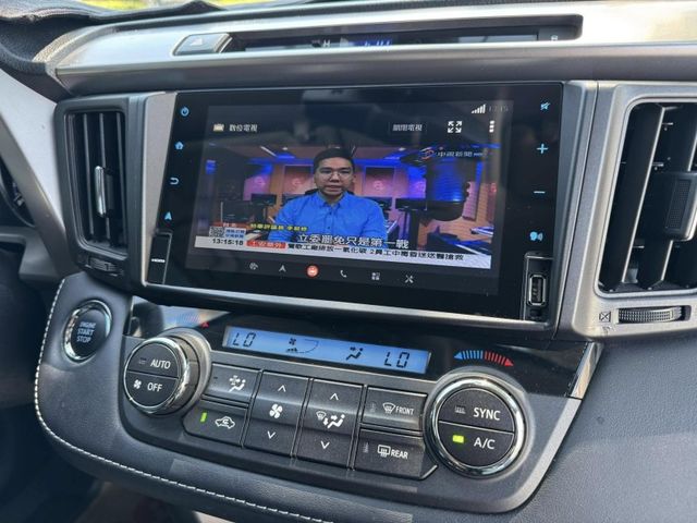 Toyota  RAV4 金鑽店~RAV4  2.0 尊爵版 里程履約保證只跑9萬多公里！  主要配備有，ACC自動跟車系統 車道偏離警示 斜坡起步輔助 循跡防滑系統 9安 遠光燈自動控制 胎壓監控 免鑰啟動車門鎖 定速 光感應頭燈 電動折疊後視鏡 倒車影像 導航 Apple CarPlay ￼分區恆溫空調 粉塵過濾器 電動座椅 LED日行燈 頭燈 尾燈 等多項配  第12張相片