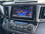 Toyota  RAV4 金鑽店~RAV4  2.0 尊爵版 里程履約保證只跑9萬多公里！  主要配備有，ACC自動跟車系統 車道偏離警示 斜坡起步輔助 循跡防滑系統 9安 遠光燈自動控制 胎壓監控 免鑰啟動車門鎖 定速 光感應頭燈 電動折疊後視鏡 倒車影像 導航 Apple CarPlay ￼分區恆溫空調 粉塵過濾器 電動座椅 LED日行燈 頭燈 尾燈 等多項配  第12張縮圖