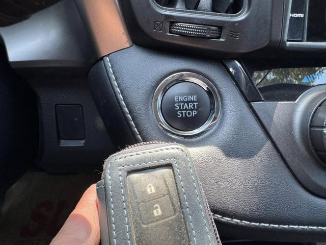 Toyota  RAV4 金鑽店~RAV4  2.0 尊爵版 里程履約保證只跑9萬多公里！  主要配備有，ACC自動跟車系統 車道偏離警示 斜坡起步輔助 循跡防滑系統 9安 遠光燈自動控制 胎壓監控 免鑰啟動車門鎖 定速 光感應頭燈 電動折疊後視鏡 倒車影像 導航 Apple CarPlay ￼分區恆溫空調 粉塵過濾器 電動座椅 LED日行燈 頭燈 尾燈 等多項配  第14張相片