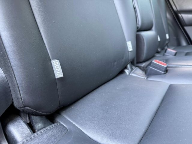 Toyota  RAV4 金鑽店~RAV4  2.0 尊爵版 里程履約保證只跑9萬多公里！  主要配備有，ACC自動跟車系統 車道偏離警示 斜坡起步輔助 循跡防滑系統 9安 遠光燈自動控制 胎壓監控 免鑰啟動車門鎖 定速 光感應頭燈 電動折疊後視鏡 倒車影像 導航 Apple CarPlay ￼分區恆溫空調 粉塵過濾器 電動座椅 LED日行燈 頭燈 尾燈 等多項配  第18張相片