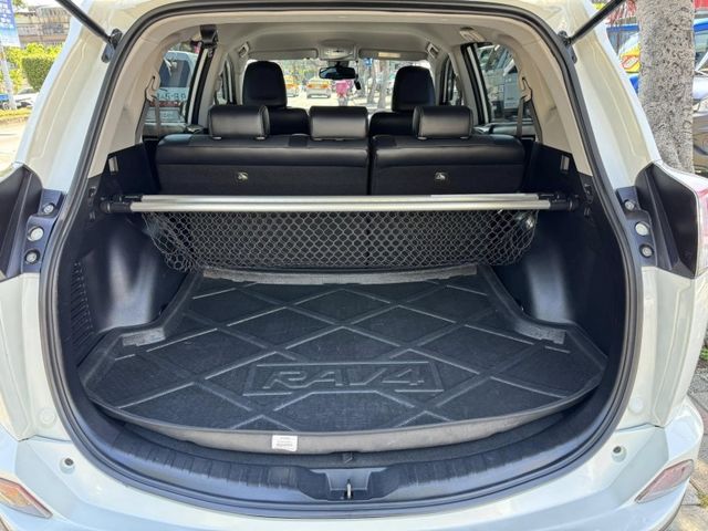 Toyota  RAV4 金鑽店~RAV4  2.0 尊爵版 里程履約保證只跑9萬多公里！  主要配備有，ACC自動跟車系統 車道偏離警示 斜坡起步輔助 循跡防滑系統 9安 遠光燈自動控制 胎壓監控 免鑰啟動車門鎖 定速 光感應頭燈 電動折疊後視鏡 倒車影像 導航 Apple CarPlay ￼分區恆溫空調 粉塵過濾器 電動座椅 LED日行燈 頭燈 尾燈 等多項配  第19張相片