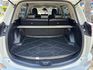 Toyota  RAV4 金鑽店~RAV4  2.0 尊爵版 里程履約保證只跑9萬多公里！  主要配備有，ACC自動跟車系統 車道偏離警示 斜坡起步輔助 循跡防滑系統 9安 遠光燈自動控制 胎壓監控 免鑰啟動車門鎖 定速 光感應頭燈 電動折疊後視鏡 倒車影像 導航 Apple CarPlay ￼分區恆溫空調 粉塵過濾器 電動座椅 LED日行燈 頭燈 尾燈 等多項配  第19張縮圖