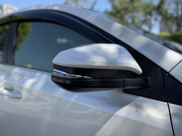 Toyota  RAV4 金鑽店~RAV4  2.0 尊爵版 里程履約保證只跑9萬多公里！  主要配備有，ACC自動跟車系統 車道偏離警示 斜坡起步輔助 循跡防滑系統 9安 遠光燈自動控制 胎壓監控 免鑰啟動車門鎖 定速 光感應頭燈 電動折疊後視鏡 倒車影像 導航 Apple CarPlay ￼分區恆溫空調 粉塵過濾器 電動座椅 LED日行燈 頭燈 尾燈 等多項配  第20張相片