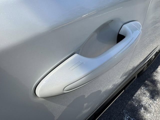 Toyota  RAV4 金鑽店~RAV4  2.0 尊爵版 里程履約保證只跑9萬多公里！  主要配備有，ACC自動跟車系統 車道偏離警示 斜坡起步輔助 循跡防滑系統 9安 遠光燈自動控制 胎壓監控 免鑰啟動車門鎖 定速 光感應頭燈 電動折疊後視鏡 倒車影像 導航 Apple CarPlay ￼分區恆溫空調 粉塵過濾器 電動座椅 LED日行燈 頭燈 尾燈 等多項配  第21張相片