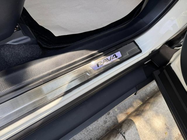 Toyota  RAV4 金鑽店~RAV4  2.0 尊爵版 里程履約保證只跑9萬多公里！  主要配備有，ACC自動跟車系統 車道偏離警示 斜坡起步輔助 循跡防滑系統 9安 遠光燈自動控制 胎壓監控 免鑰啟動車門鎖 定速 光感應頭燈 電動折疊後視鏡 倒車影像 導航 Apple CarPlay ￼分區恆溫空調 粉塵過濾器 電動座椅 LED日行燈 頭燈 尾燈 等多項配  第22張相片