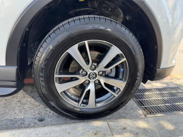Toyota  RAV4 金鑽店~RAV4  2.0 尊爵版 里程履約保證只跑9萬多公里！  主要配備有，ACC自動跟車系統 車道偏離警示 斜坡起步輔助 循跡防滑系統 9安 遠光燈自動控制 胎壓監控 免鑰啟動車門鎖 定速 光感應頭燈 電動折疊後視鏡 倒車影像 導航 Apple CarPlay ￼分區恆溫空調 粉塵過濾器 電動座椅 LED日行燈 頭燈 尾燈 等多項配  第23張相片
