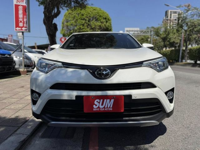 Toyota  RAV4 金鑽店~RAV4  2.0 尊爵版 里程履約保證只跑9萬多公里！  主要配備有，ACC自動跟車系統 車道偏離警示 斜坡起步輔助 循跡防滑系統 9安 遠光燈自動控制 胎壓監控 免鑰啟動車門鎖 定速 光感應頭燈 電動折疊後視鏡 倒車影像 導航 Apple CarPlay ￼分區恆溫空調 粉塵過濾器 電動座椅 LED日行燈 頭燈 尾燈 等多項配  第24張相片