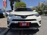 Toyota  RAV4 金鑽店~RAV4  2.0 尊爵版 里程履約保證只跑9萬多公里！  主要配備有，ACC自動跟車系統 車道偏離警示 斜坡起步輔助 循跡防滑系統 9安 遠光燈自動控制 胎壓監控 免鑰啟動車門鎖 定速 光感應頭燈 電動折疊後視鏡 倒車影像 導航 Apple CarPlay ￼分區恆溫空調 粉塵過濾器 電動座椅 LED日行燈 頭燈 尾燈 等多項配  第24張縮圖