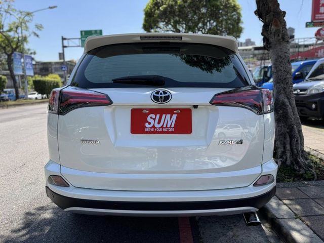 Toyota  RAV4 金鑽店~RAV4  2.0 尊爵版 里程履約保證只跑9萬多公里！  主要配備有，ACC自動跟車系統 車道偏離警示 斜坡起步輔助 循跡防滑系統 9安 遠光燈自動控制 胎壓監控 免鑰啟動車門鎖 定速 光感應頭燈 電動折疊後視鏡 倒車影像 導航 Apple CarPlay ￼分區恆溫空調 粉塵過濾器 電動座椅 LED日行燈 頭燈 尾燈 等多項配  第25張相片