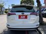 Toyota  RAV4 金鑽店~RAV4  2.0 尊爵版 里程履約保證只跑9萬多公里！  主要配備有，ACC自動跟車系統 車道偏離警示 斜坡起步輔助 循跡防滑系統 9安 遠光燈自動控制 胎壓監控 免鑰啟動車門鎖 定速 光感應頭燈 電動折疊後視鏡 倒車影像 導航 Apple CarPlay ￼分區恆溫空調 粉塵過濾器 電動座椅 LED日行燈 頭燈 尾燈 等多項配  第25張縮圖