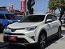 Toyota  RAV4 金鑽店~RAV4  2.0 尊爵版 里程履約保證只跑9萬多公里！  主要配備有，ACC自動跟車系統 車道偏離警示 斜坡起步輔助 循跡防滑系統 9安 遠光燈自動控制 胎壓監控 免鑰啟動車門鎖 定速 光感應頭燈 電動折疊後視鏡 倒車影像 導航 Apple CarPlay ￼分區恆溫空調 粉塵過濾器 電動座椅 LED日行燈 頭燈 尾燈 等多項配  第26張縮圖