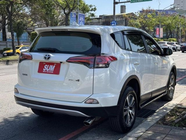 Toyota  RAV4 金鑽店~RAV4  2.0 尊爵版 里程履約保證只跑9萬多公里！  主要配備有，ACC自動跟車系統 車道偏離警示 斜坡起步輔助 循跡防滑系統 9安 遠光燈自動控制 胎壓監控 免鑰啟動車門鎖 定速 光感應頭燈 電動折疊後視鏡 倒車影像 導航 Apple CarPlay ￼分區恆溫空調 粉塵過濾器 電動座椅 LED日行燈 頭燈 尾燈 等多項配  第27張相片