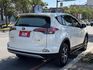 Toyota  RAV4 金鑽店~RAV4  2.0 尊爵版 里程履約保證只跑9萬多公里！  主要配備有，ACC自動跟車系統 車道偏離警示 斜坡起步輔助 循跡防滑系統 9安 遠光燈自動控制 胎壓監控 免鑰啟動車門鎖 定速 光感應頭燈 電動折疊後視鏡 倒車影像 導航 Apple CarPlay ￼分區恆溫空調 粉塵過濾器 電動座椅 LED日行燈 頭燈 尾燈 等多項配  第27張縮圖