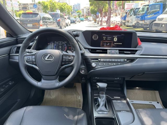 Lexus  ES200  第4張相片