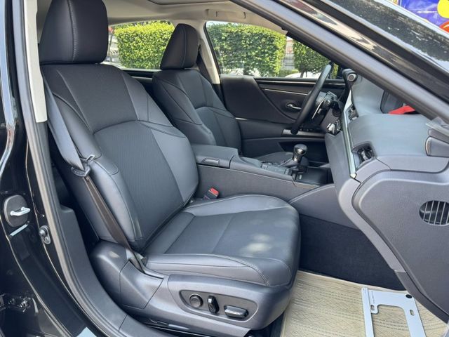 Lexus  ES200  第7張相片