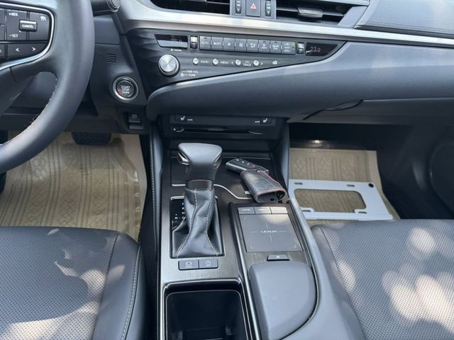 Lexus  ES200  第13張相片