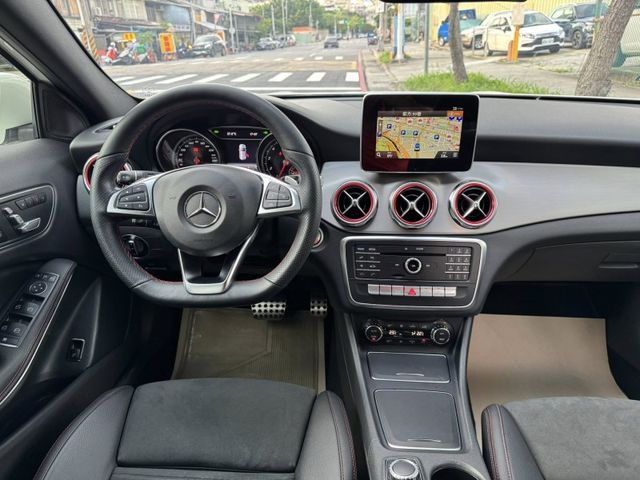 Mercedes-Benz/賓士   GLA-CLASS  GLA180  第3張相片