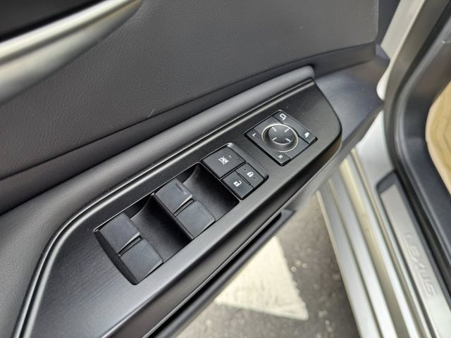 Lexus  ES  第14張相片