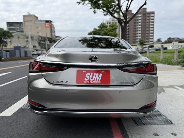 Lexus  ES  第22張相片