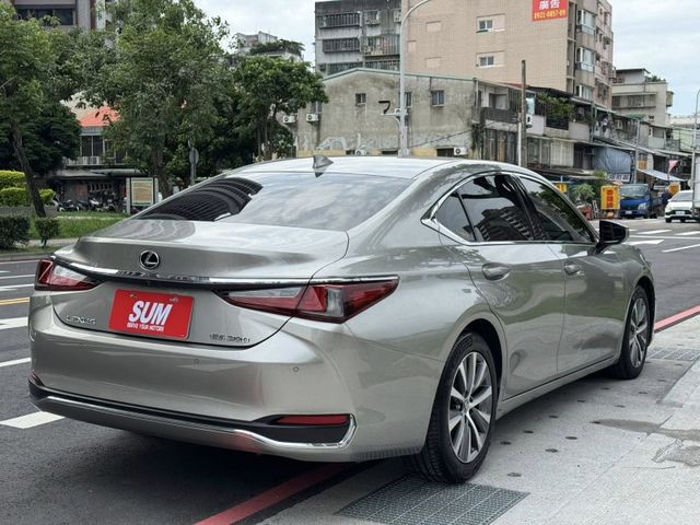 Lexus  ES  第24張相片