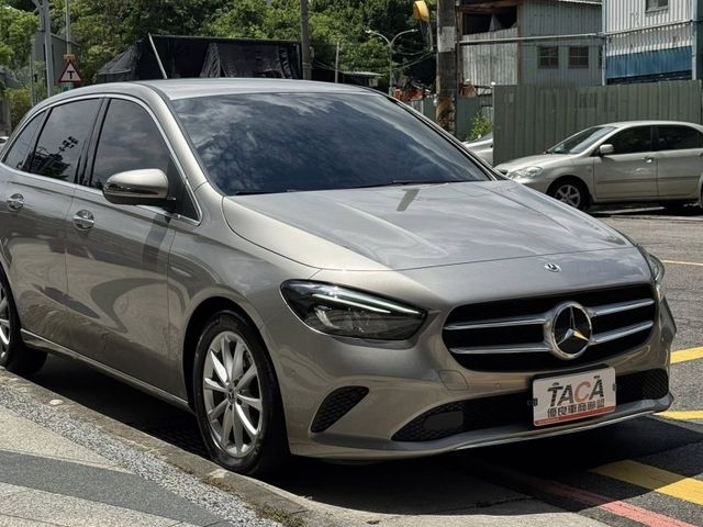 Mercedes-Benz/賓士   B-CLASS  B200 金鑽店~賓士總代理 B200 銀灰色 1.3 渦輪增壓 163匹馬力 前輪驅動 雙離合器7速自  第1張相片