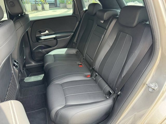 Mercedes-Benz/賓士   B-CLASS  B200 金鑽店~賓士總代理 B200 銀灰色 1.3 渦輪增壓 163匹馬力 前輪驅動 雙離合器7速自  第8張相片