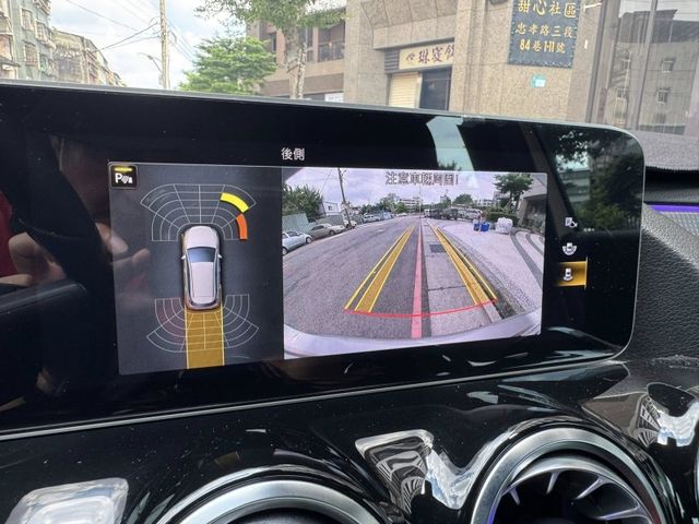 Mercedes-Benz/賓士   B-CLASS  B200 金鑽店~賓士總代理 B200 銀灰色 1.3 渦輪增壓 163匹馬力 前輪驅動 雙離合器7速自  第10張相片