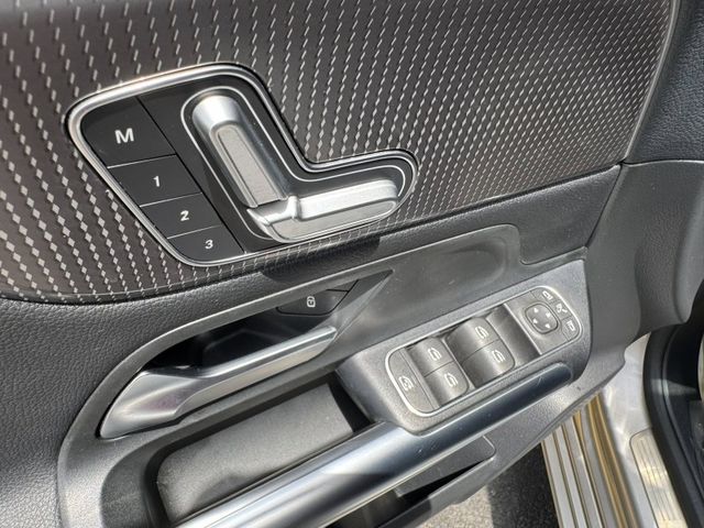 Mercedes-Benz/賓士   B-CLASS  B200 金鑽店~賓士總代理 B200 銀灰色 1.3 渦輪增壓 163匹馬力 前輪驅動 雙離合器7速自  第14張相片