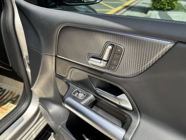 Mercedes-Benz/賓士   B-CLASS  B200 金鑽店~賓士總代理 B200 銀灰色 1.3 渦輪增壓 163匹馬力 前輪驅動 雙離合器7速自  第15張相片