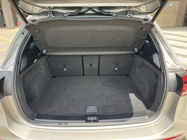 Mercedes-Benz/賓士   B-CLASS  B200 金鑽店~賓士總代理 B200 銀灰色 1.3 渦輪增壓 163匹馬力 前輪驅動 雙離合器7速自  第19張相片