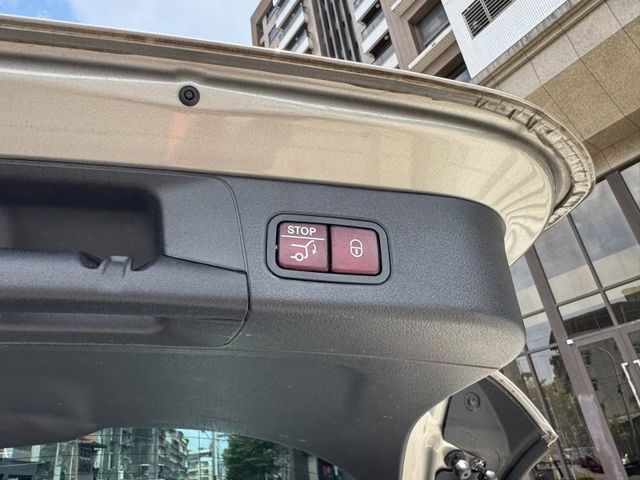 Mercedes-Benz/賓士   B-CLASS  B200 金鑽店~賓士總代理 B200 銀灰色 1.3 渦輪增壓 163匹馬力 前輪驅動 雙離合器7速自  第20張相片