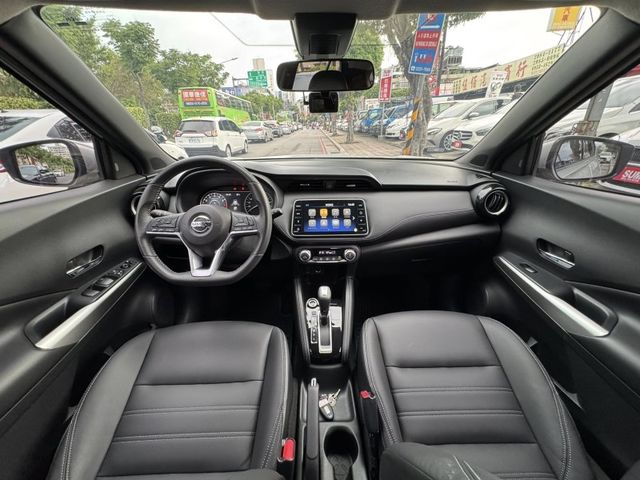 Nissan  Kicks 金鑽店~超時尚 大小空間剛剛好的小休旅 家庭用車來囉！2022年式 Kicks 1.5 智行旗艦版 里程保證只跑9千多公  第3張相片