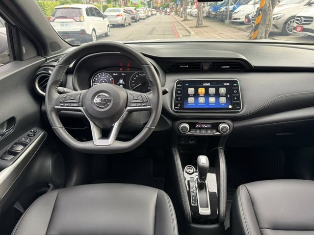 Nissan  Kicks 金鑽店~超時尚 大小空間剛剛好的小休旅 家庭用車來囉！2022年式 Kicks 1.5 智行旗艦版 里程保證只跑9千多公  第4張相片