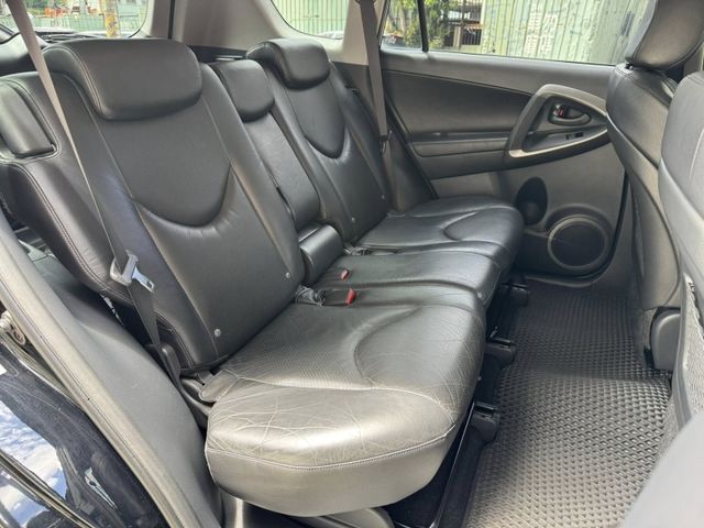 Toyota  RAV4 金鑽店~RAV4 黑色 2.4G尊貴版 里程保證 車況優值 非常好開 妥善率高 超優值代步神  第6張相片