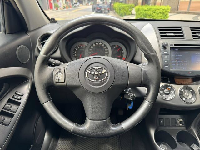 Toyota  RAV4 金鑽店~RAV4 黑色 2.4G尊貴版 里程保證 車況優值 非常好開 妥善率高 超優值代步神  第9張相片