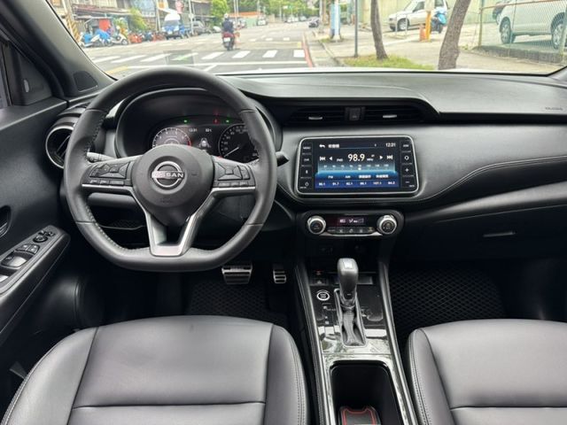 Nissan  Kicks 金鑽店~Kicks 大改款 旗艦版1.6 自然進氣 直列4缸 135匹馬力 加購平衡桿 下護板 底盤防鏽 原廠6年6大系統保固 里程保證只跑16000多公  第4張相片