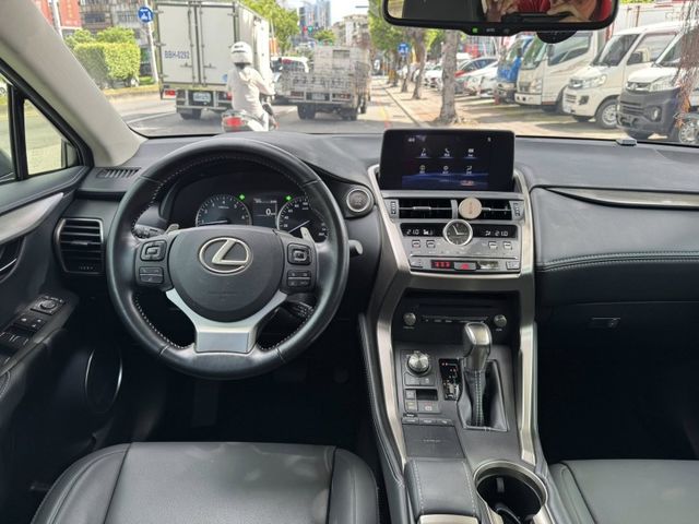 Lexus  NX 金鑽店~2020年式 LEXUS NX200 菁英 Plus版 自然進氣 150匹馬力 CVT8速手自排 只跑3萬多公里 車況超  第3張相片