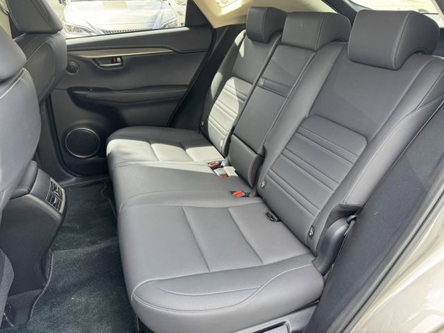 Lexus  NX 金鑽店~2020年式 LEXUS NX200 菁英 Plus版 自然進氣 150匹馬力 CVT8速手自排 只跑3萬多公里 車況超  第8張相片
