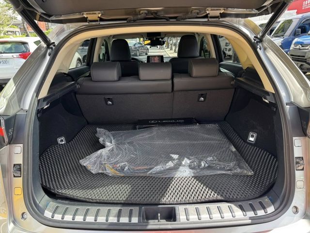 Lexus  NX 金鑽店~2020年式 LEXUS NX200 菁英 Plus版 自然進氣 150匹馬力 CVT8速手自排 只跑3萬多公里 車況超  第19張相片