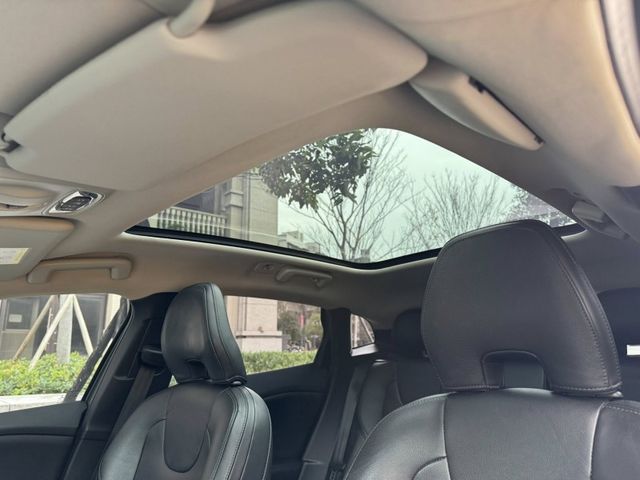 Volvo  V40  第16張相片